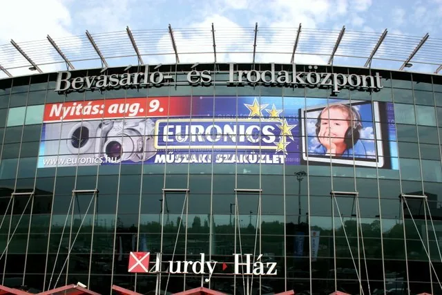 Épület üvegfelületének dekorációja